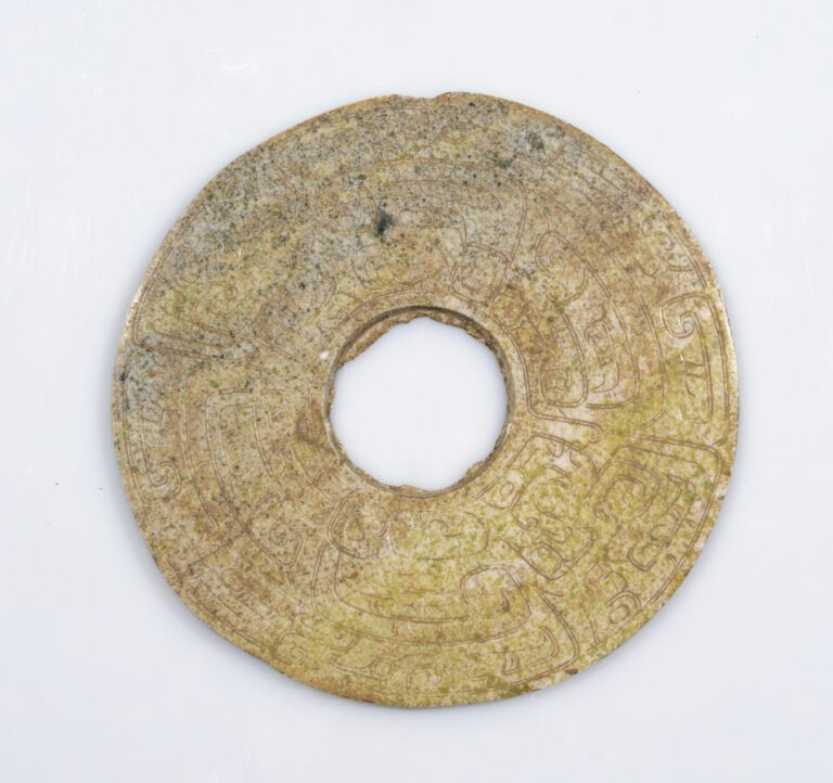 Grand disque bi en pierre sculptée à décors archaïsants - (Restaurations, manqu…