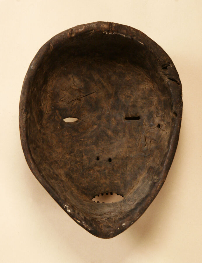 Grand masque, face en coeur,les joues scarifiées, peinte en blanc, 34 cm