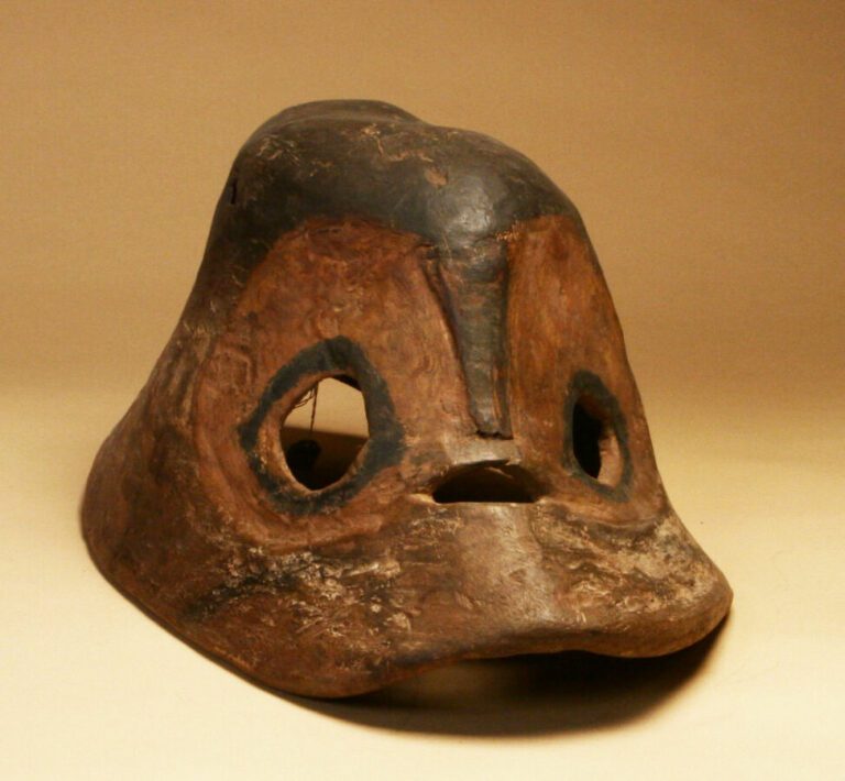 Grand masque heaume, polychromie rouge et blanche, Ngbaka, 58 cm
