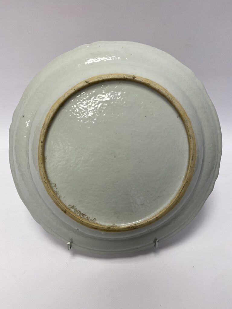 GRAND PLAT DE SERVICE FESTONNE EN PORCELAINE DE LA COMPAGNIE DES INDES - Chine,…