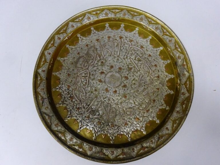 [-] GRAND PLAT EGYPTIEN - Egypte, XXe siècle - En cuivre incrusté finement d'ar…