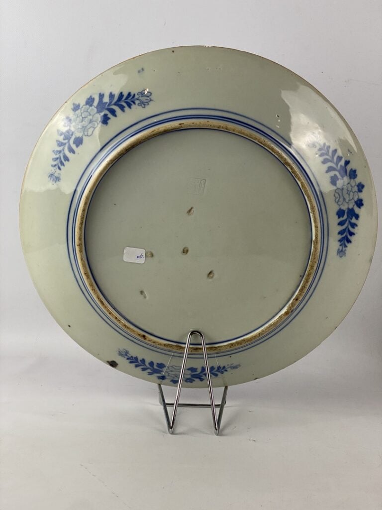 GRAND PLAT EN CERAMIQUE BLEU BLANC - Japon, Travail moderne - Décor au dragon e…