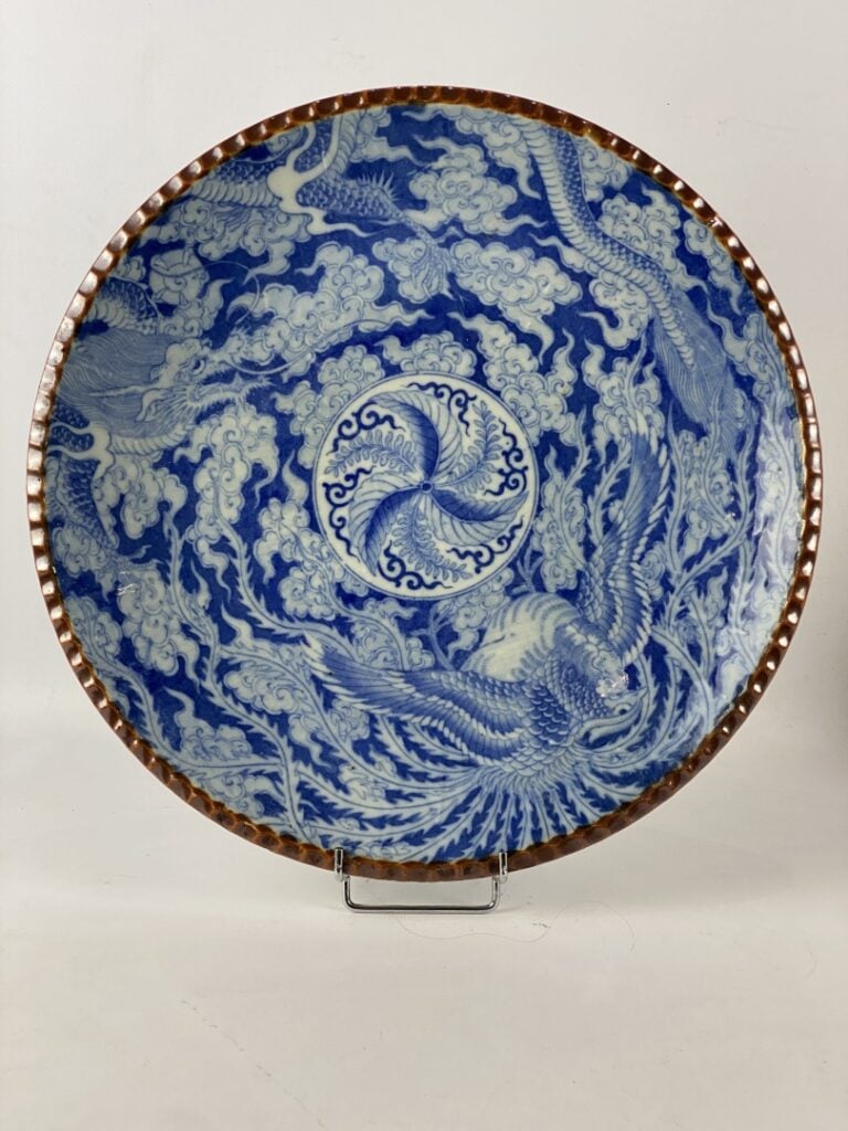 GRAND PLAT EN CERAMIQUE BLEU BLANC - Japon, Travail moderne - Décor au dragon e…