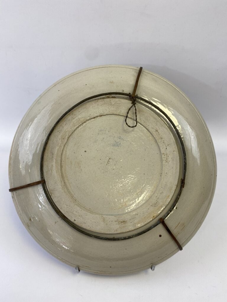 GRAND PLAT EN GRES EMAILLE, BIEN HOA - Vietnam - Sur fond crème des personnages…