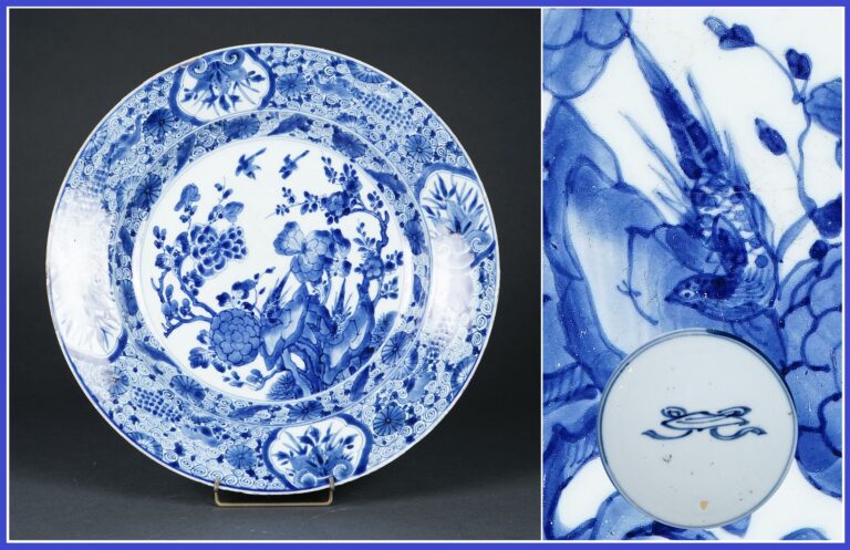 [.] GRAND PLAT EN PORCELAINE BLEU BLANC - Chine, Dynastie Qing, Epoque XIXe siè…