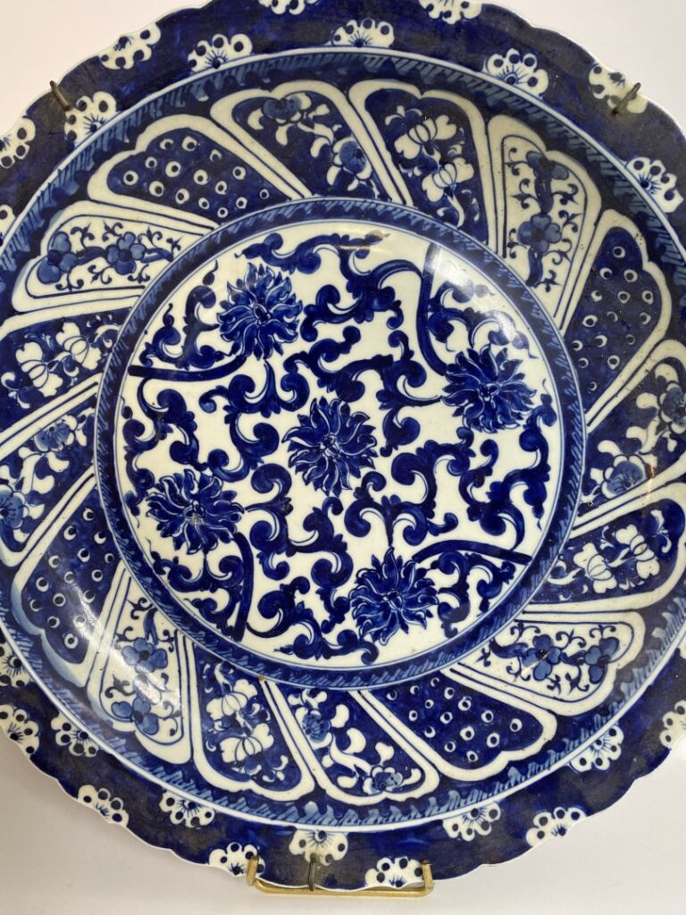 Grand plat en porcelaine bleu blanc - Chine, Moderne - Plat polylobé. Au centre…