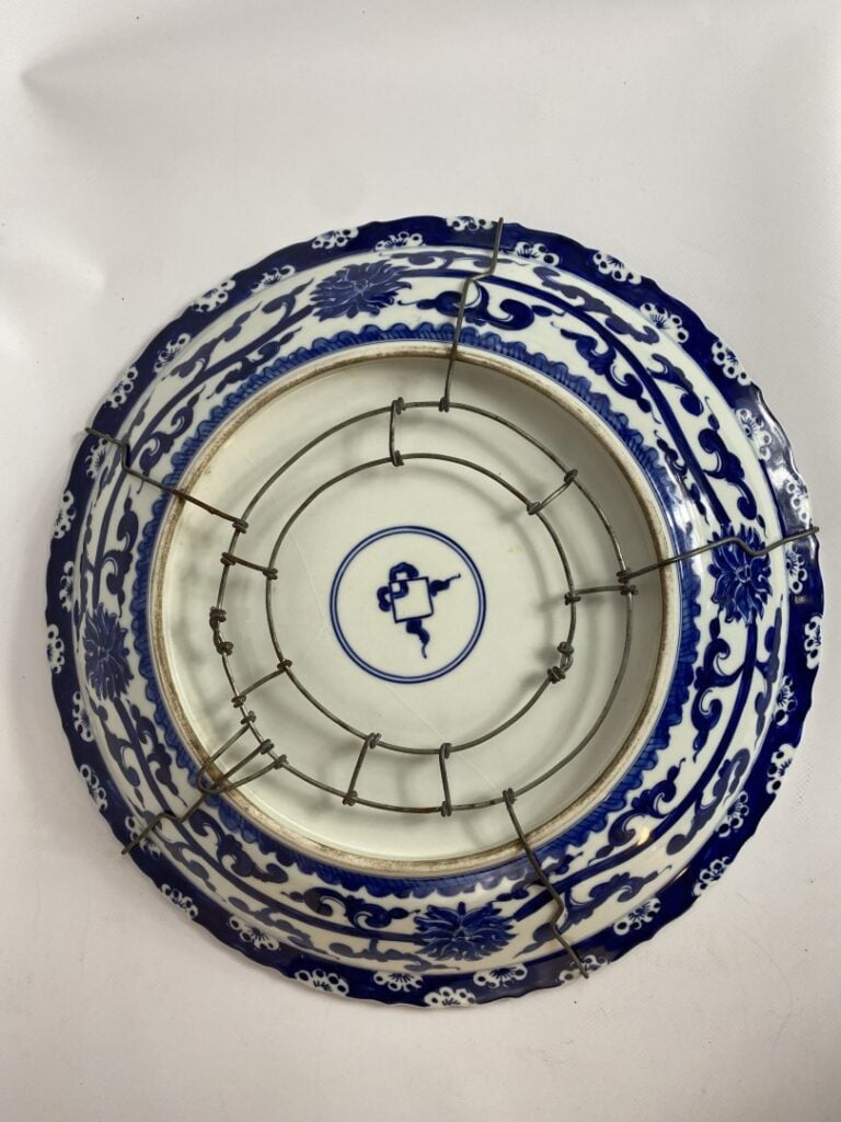 Grand plat en porcelaine bleu blanc - Chine, Moderne - Plat polylobé. Au centre…