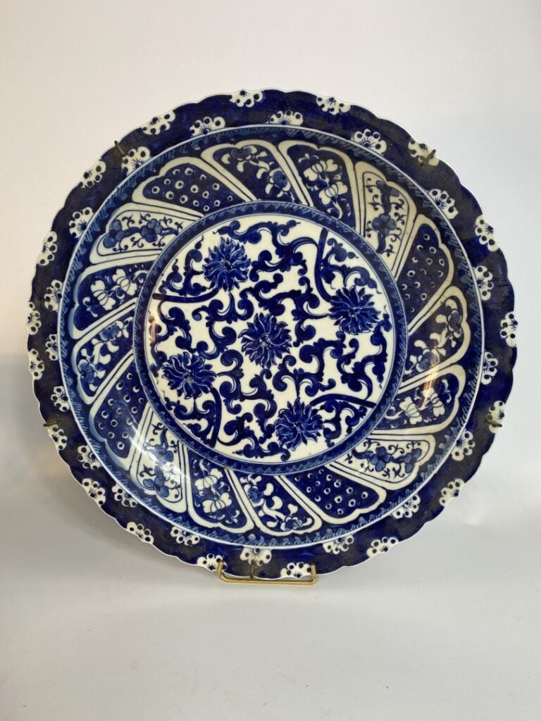 Grand plat en porcelaine bleu blanc - Chine, Moderne - Plat polylobé. Au centre…