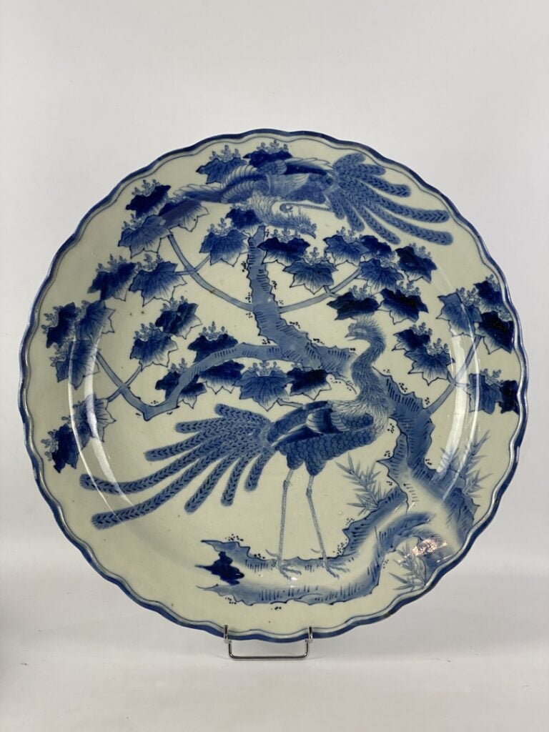 Grand plat en porcelaine bleu blanc - Japon - Polylobé à décor de phénix stylis…