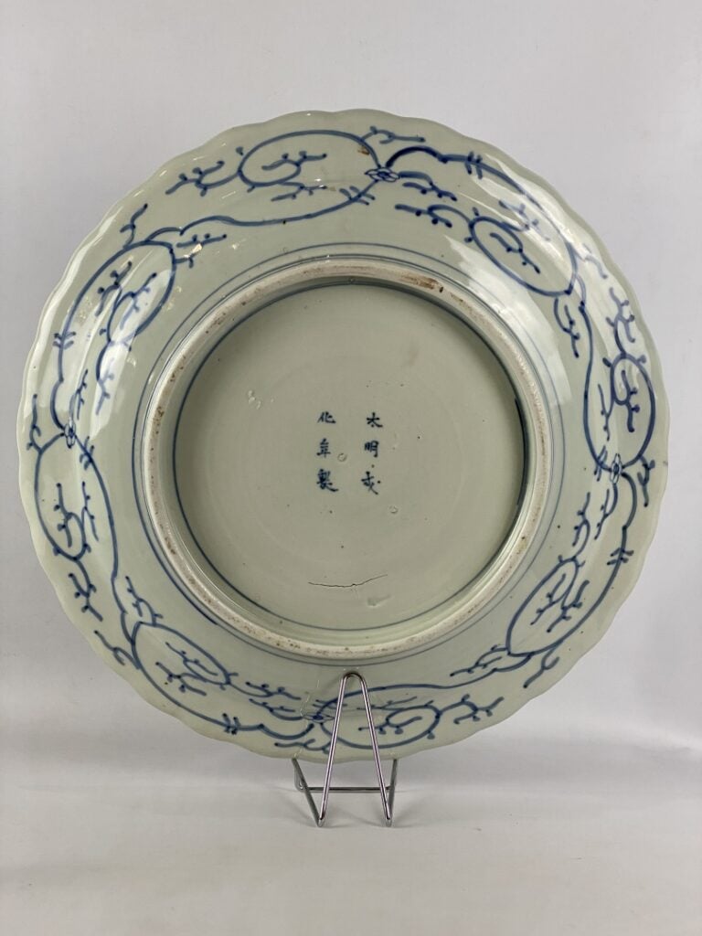 Grand plat en porcelaine bleu blanc - Japon - Polylobé à décor de phénix stylis…