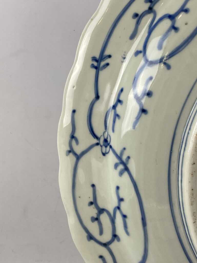 Grand plat en porcelaine bleu blanc - Japon - Polylobé à décor de phénix stylis…
