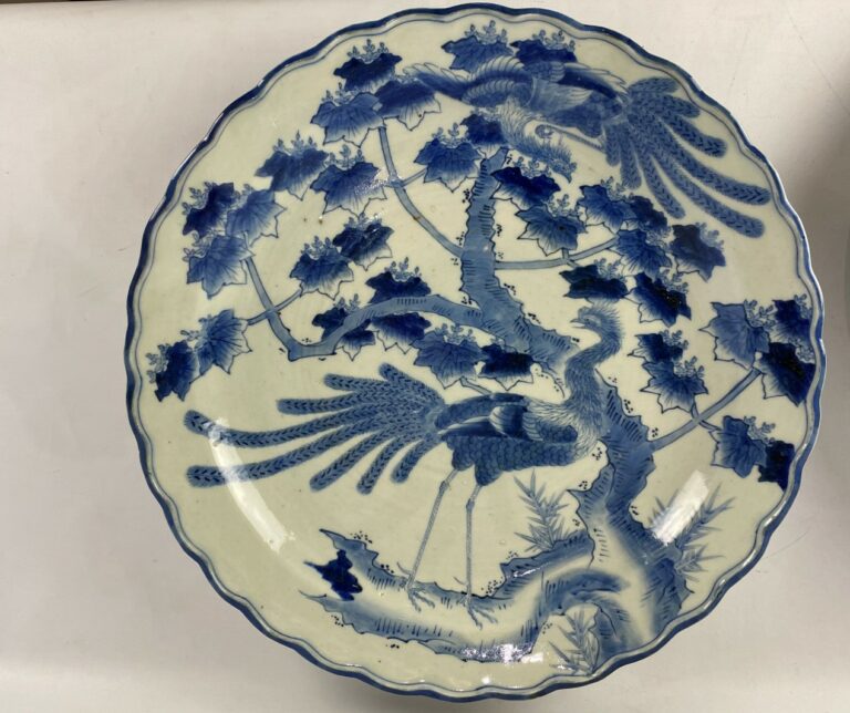 Grand plat en porcelaine bleu blanc - Japon - Polylobé à décor de phénix stylis…