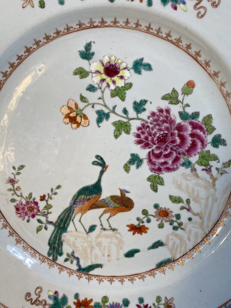 GRAND PLAT EN PORCELAINE EMAILLEE, COMPAGNIE DES INDES - Chine - Orné en émaux…