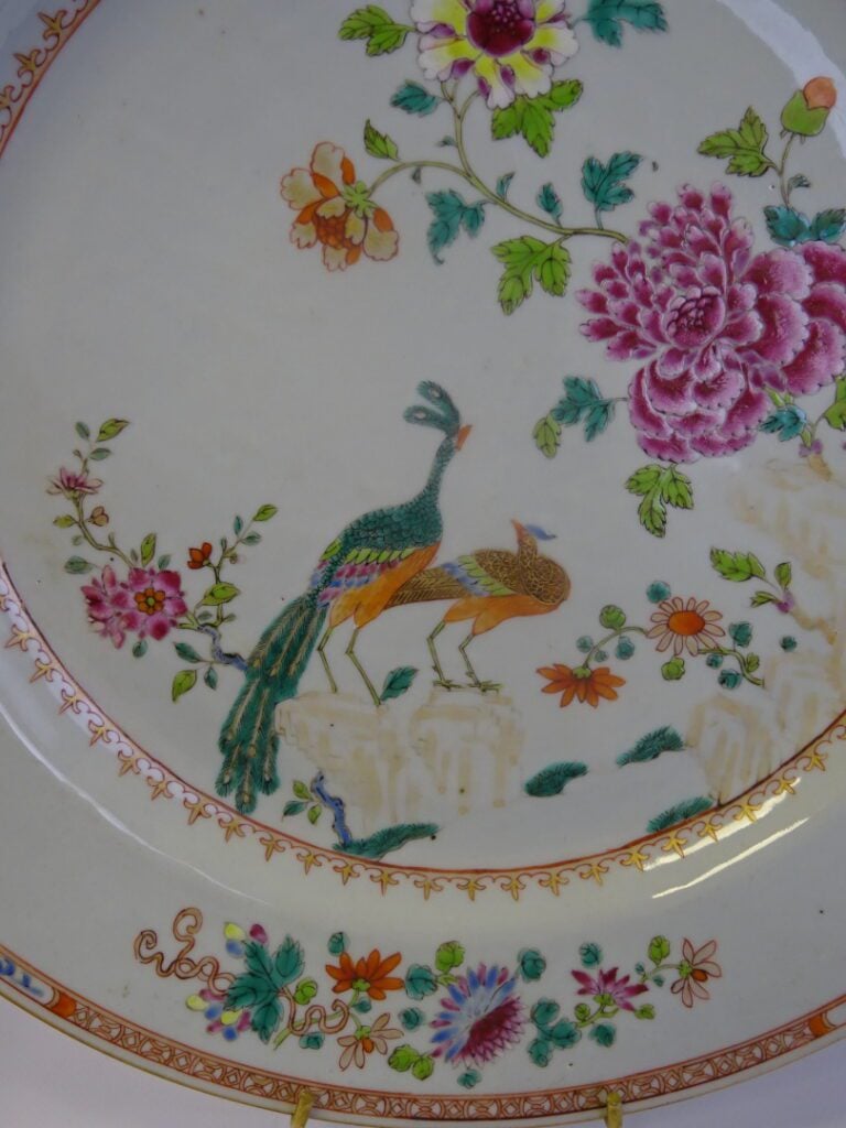 GRAND PLAT EN PORCELAINE EMAILLEE, COMPAGNIE DES INDES - Chine - Orné en émaux…