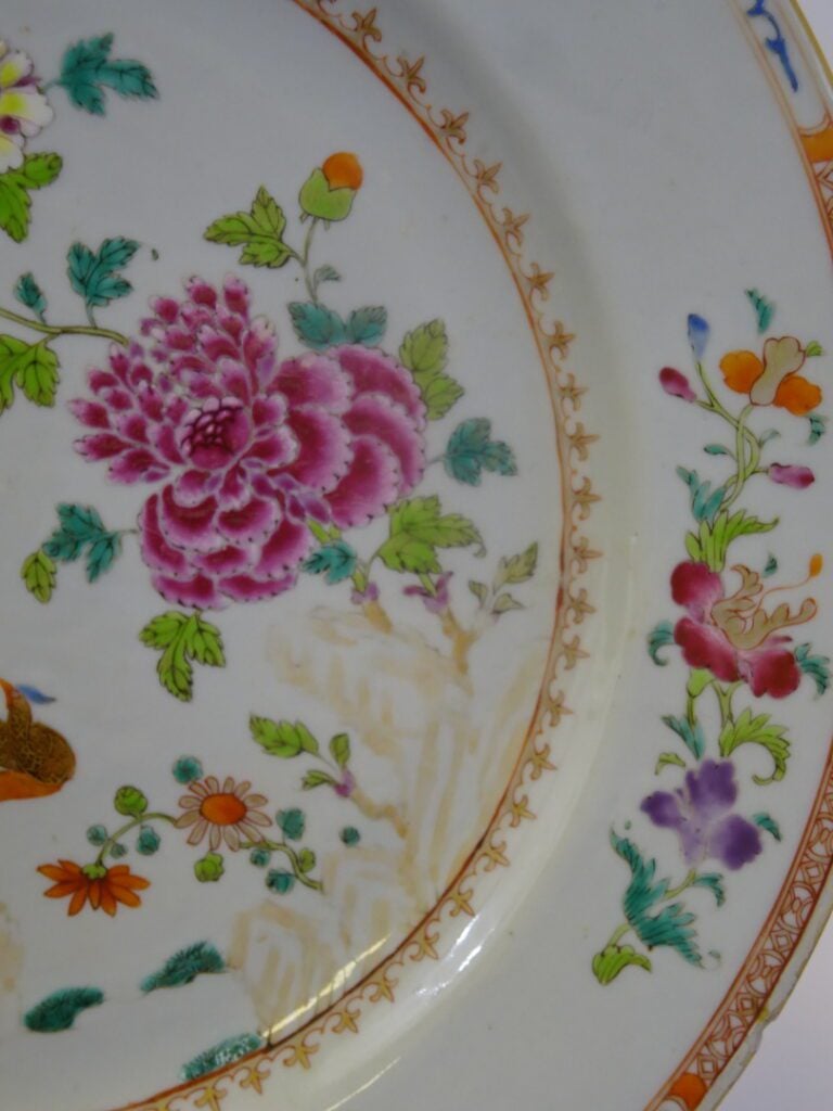 GRAND PLAT EN PORCELAINE EMAILLEE, COMPAGNIE DES INDES - Chine - Orné en émaux…