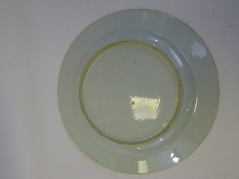GRAND PLAT EN PORCELAINE EMAILLEE, COMPAGNIE DES INDES - Chine - Orné en émaux…