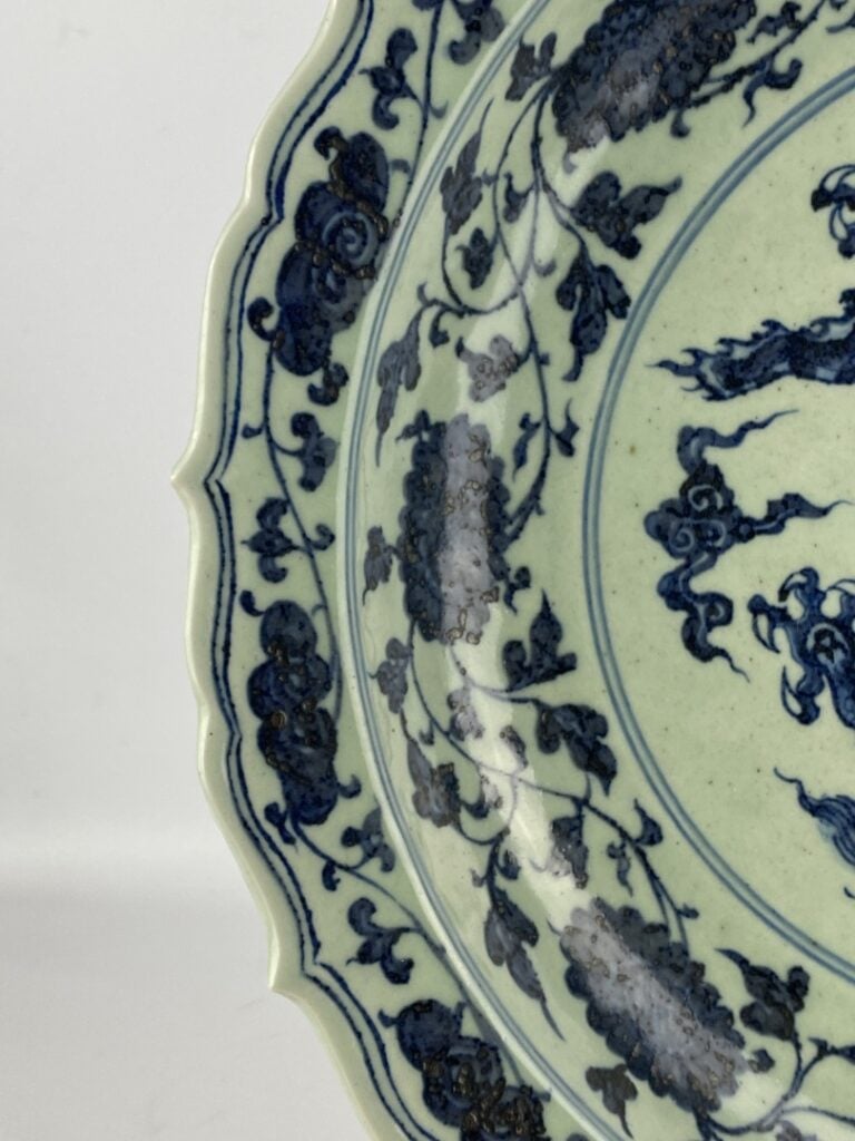 Grand plat polylobée en céramique bleu blanc au dragon - Chine - A décor bleu c…