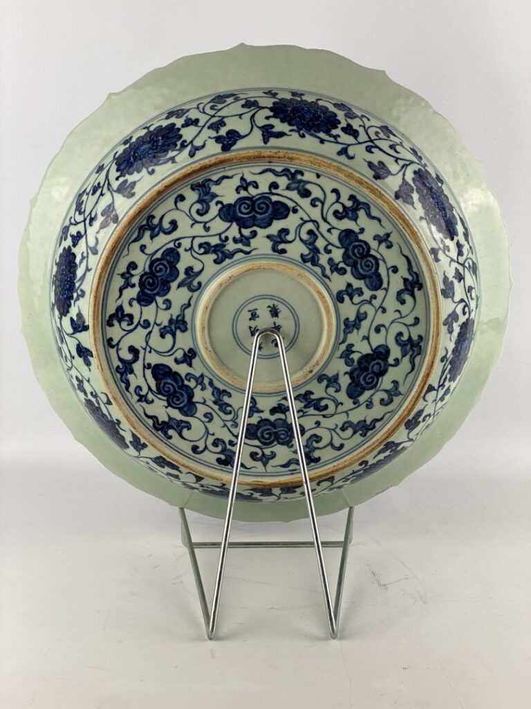 Grand plat polylobée en céramique bleu blanc au dragon - Chine - A décor bleu c…