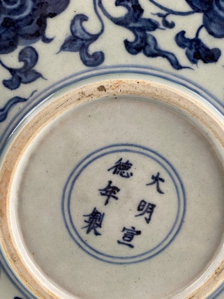 Grand plat polylobée en céramique bleu blanc au dragon - Chine - A décor bleu c…