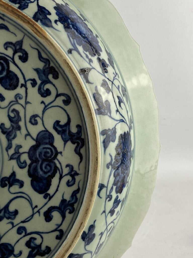 Grand plat polylobée en céramique bleu blanc au dragon - Chine - A décor bleu c…