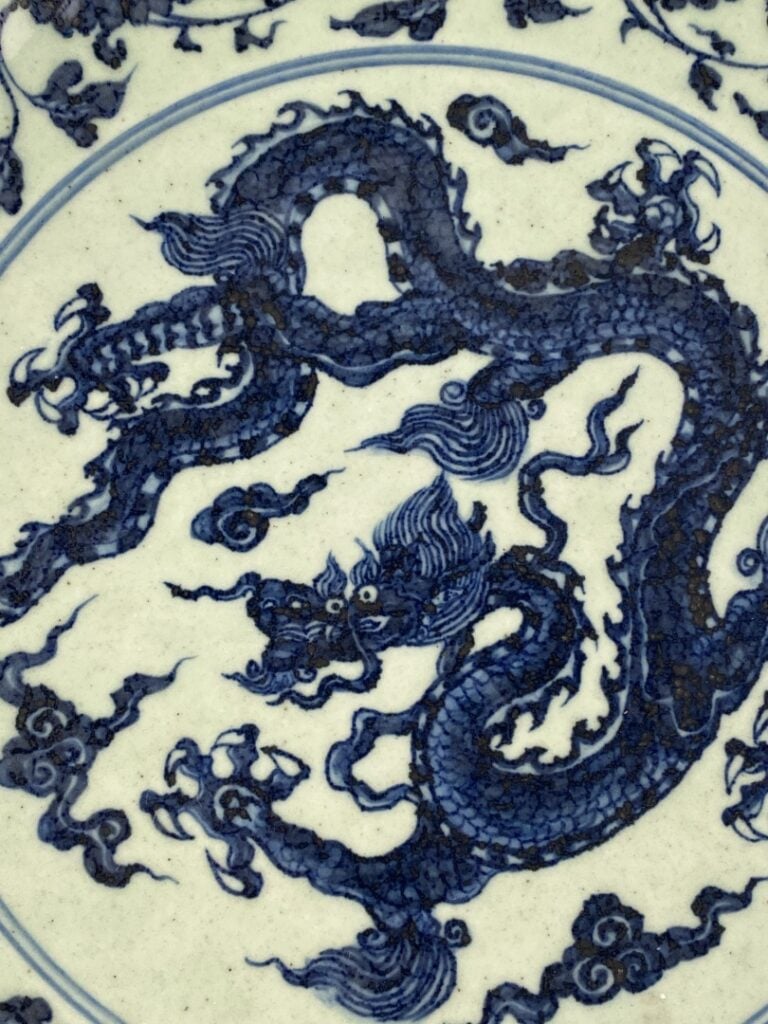 Grand plat polylobée en céramique bleu blanc au dragon - Chine - A décor bleu c…