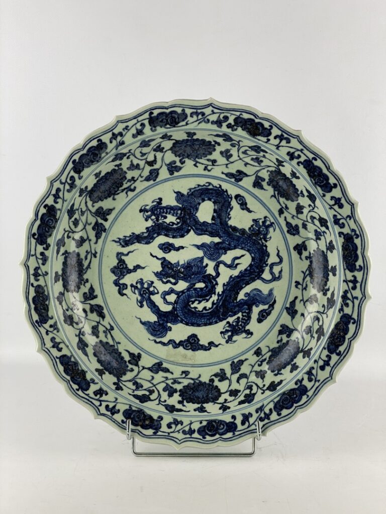 Grand plat polylobée en céramique bleu blanc au dragon - Chine - A décor bleu c…