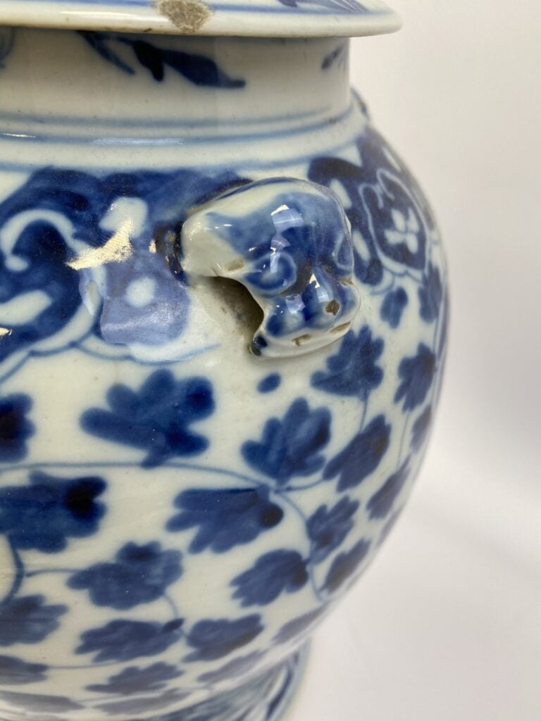 GRAND POT COUVERT EN PORCELAINE BLEU BLANC - Chine - A décor de rinceaux et fle…