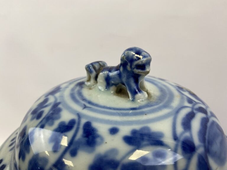 GRAND POT COUVERT EN PORCELAINE BLEU BLANC - Chine - A décor de rinceaux et fle…