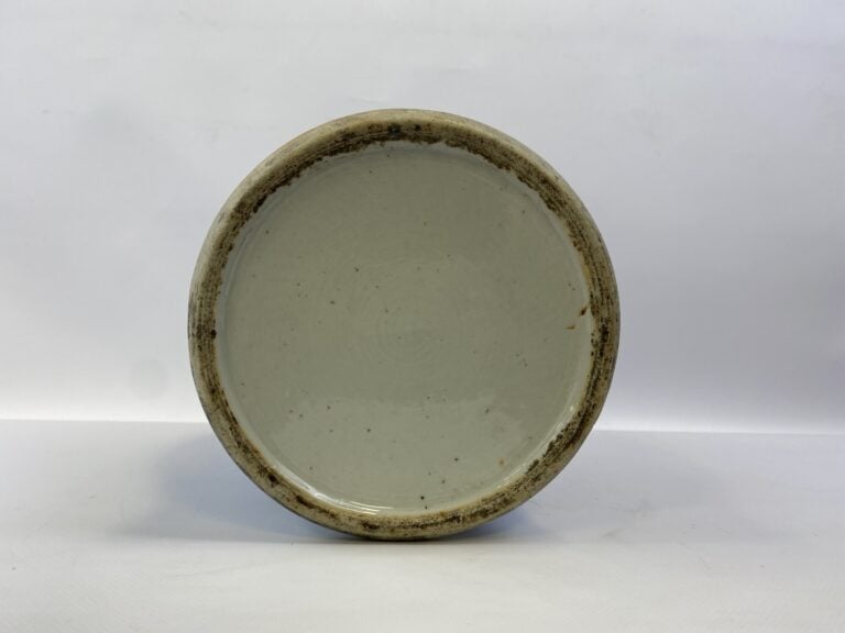 GRAND POT COUVERT EN PORCELAINE BLEU BLANC - Chine - A décor de rinceaux et fle…