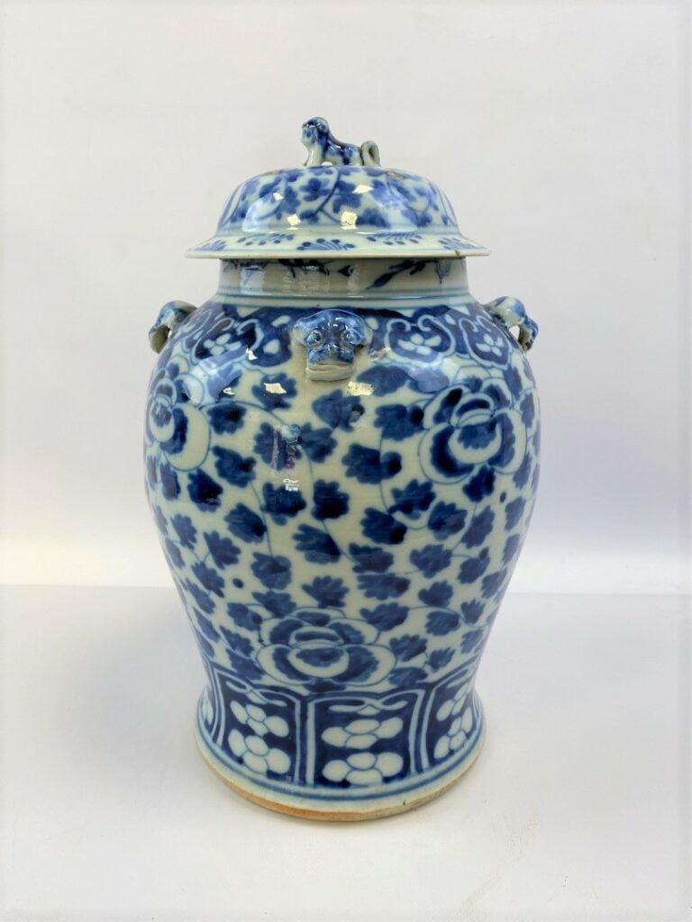 GRAND POT COUVERT EN PORCELAINE BLEU BLANC - Chine - A décor de rinceaux et fle…