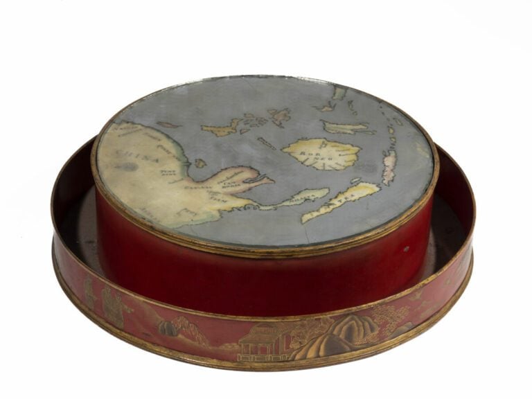 Grand rince-pinceaux en métal, à décor central sur miroir - d'une carte de Chin…