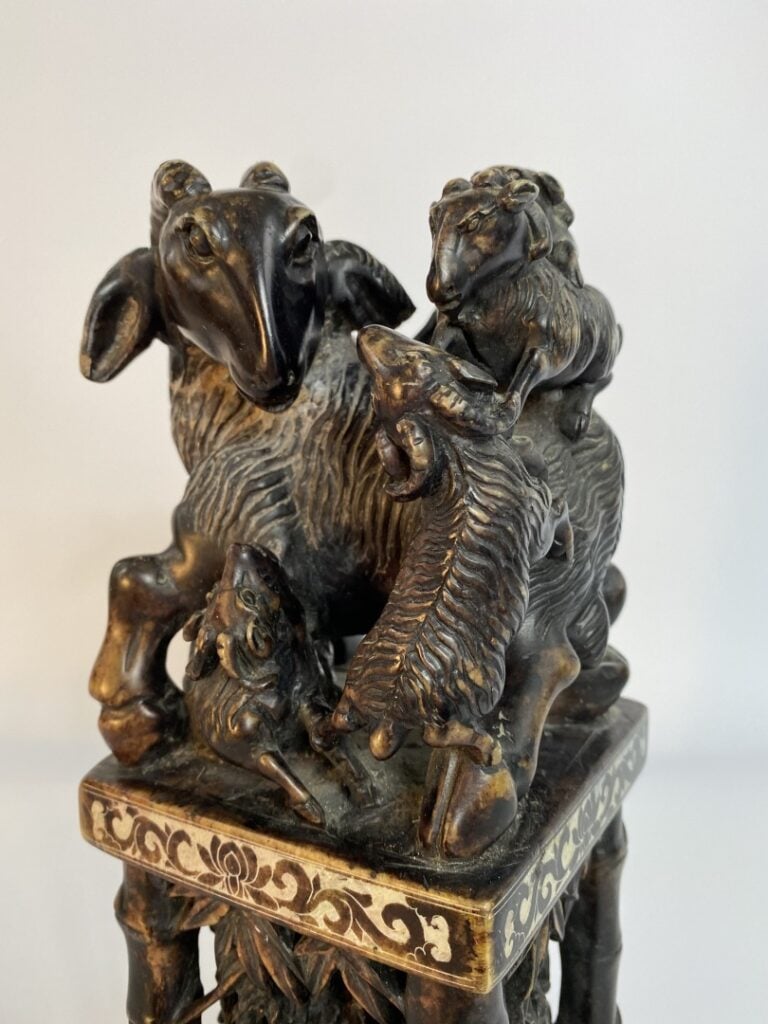 GRAND SEAU EN STEATITE TEINTE REPRESENTANT DES GROUPES D'ANIMAUX - Chine - Dans…