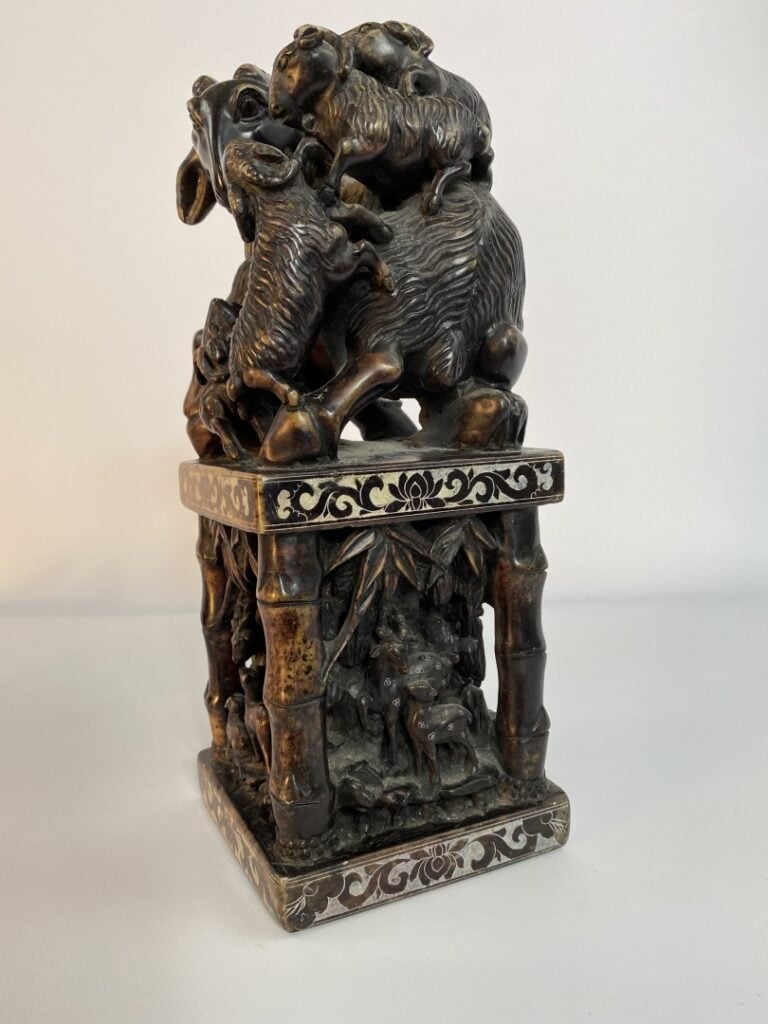 GRAND SEAU EN STEATITE TEINTE REPRESENTANT DES GROUPES D'ANIMAUX - Chine - Dans…