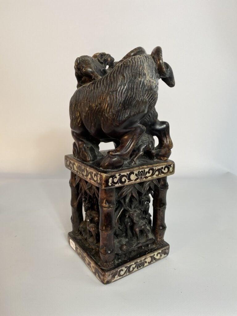 GRAND SEAU EN STEATITE TEINTE REPRESENTANT DES GROUPES D'ANIMAUX - Chine - Dans…