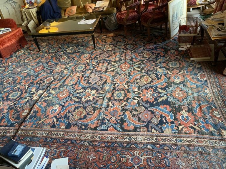 Grand tapis Oriental à décor floral sur fond bleu; 480 x 370 cm