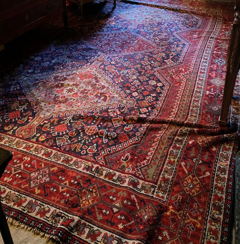 Grand tapis oriental fond rouge. - 350 x 250 cm