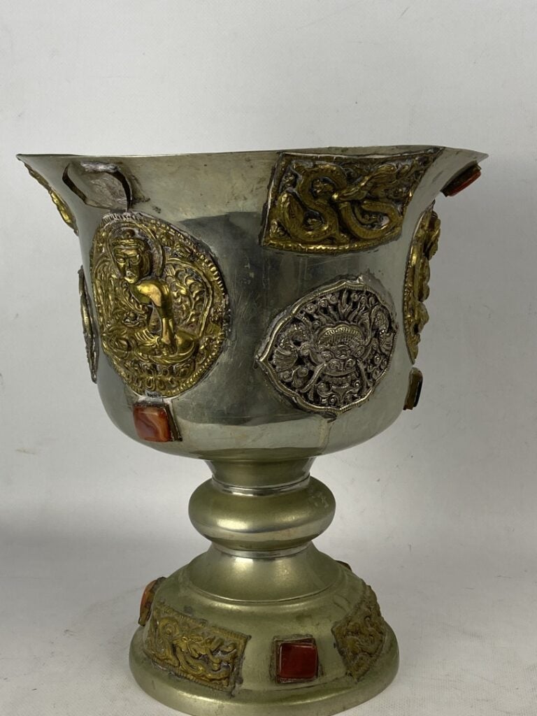 Grand vase calice en alliage et incrustations de cabochons de pierres dures - A…