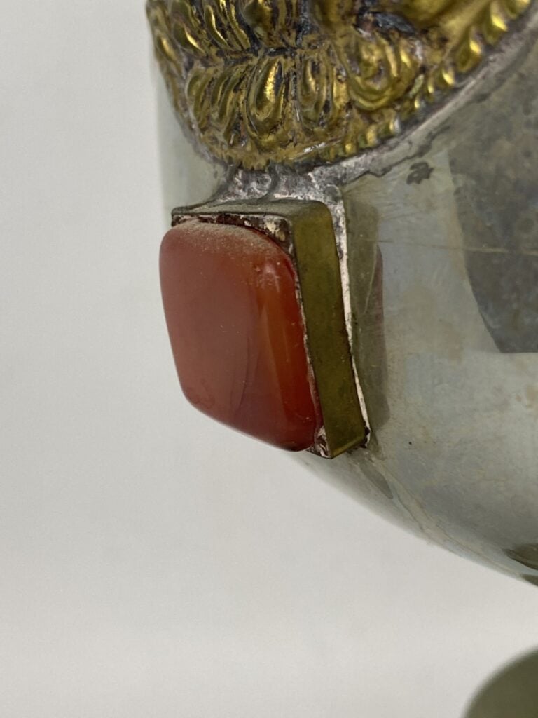 Grand vase calice en alliage et incrustations de cabochons de pierres dures - A…