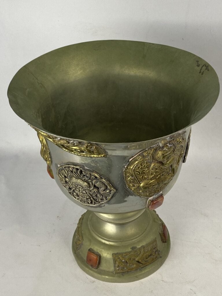 Grand vase calice en alliage et incrustations de cabochons de pierres dures - A…