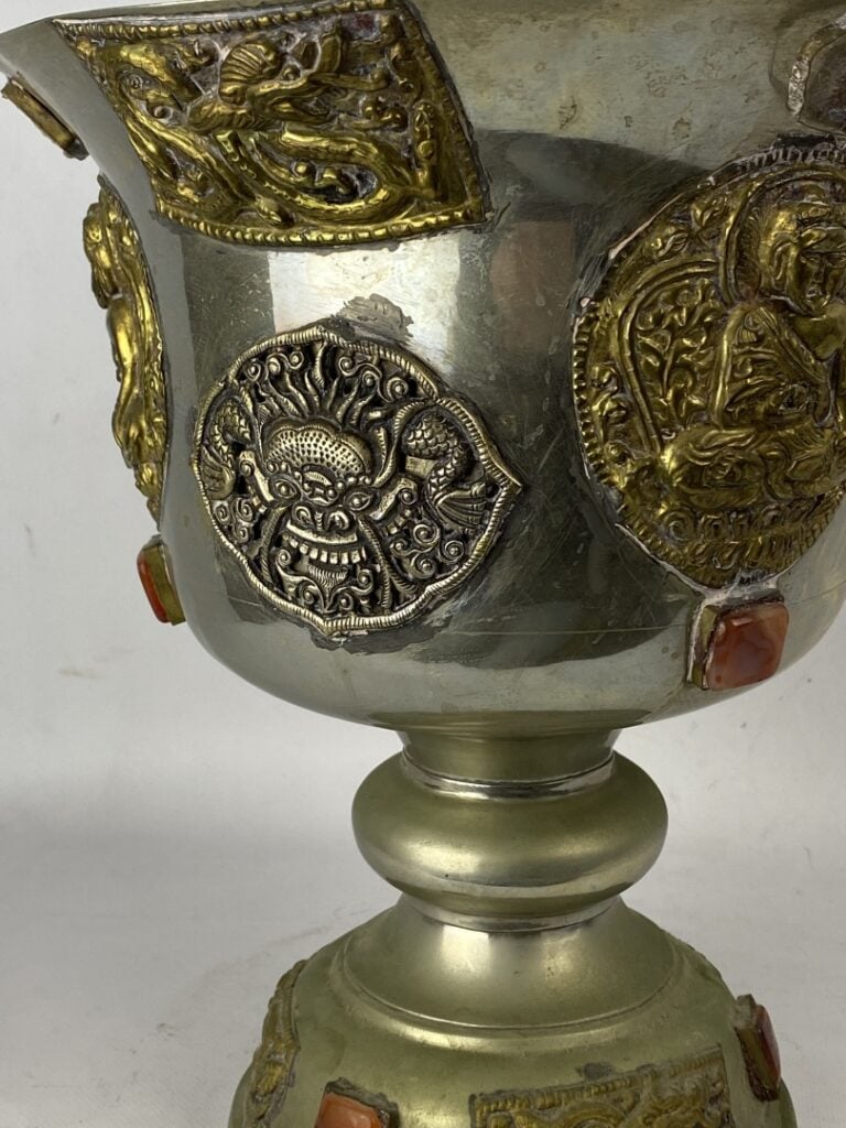 Grand vase calice en alliage et incrustations de cabochons de pierres dures - A…