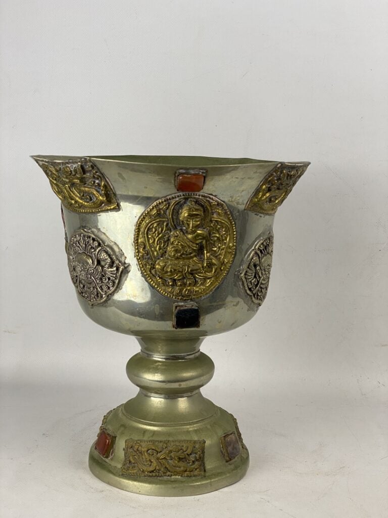 Grand vase calice en alliage et incrustations de cabochons de pierres dures - A…