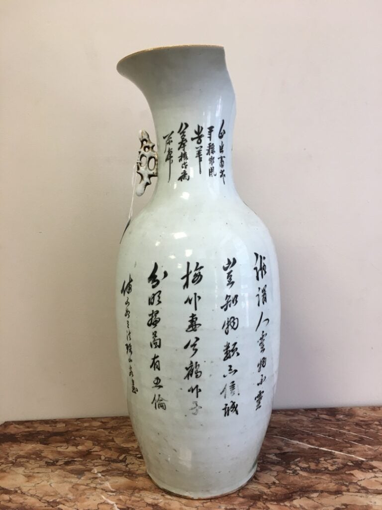 GRAND VASE DIT " QUEUE DE PHENIX " EN PORCELAINE DE TYPE SHUICAI, FENGWEIZUN -…