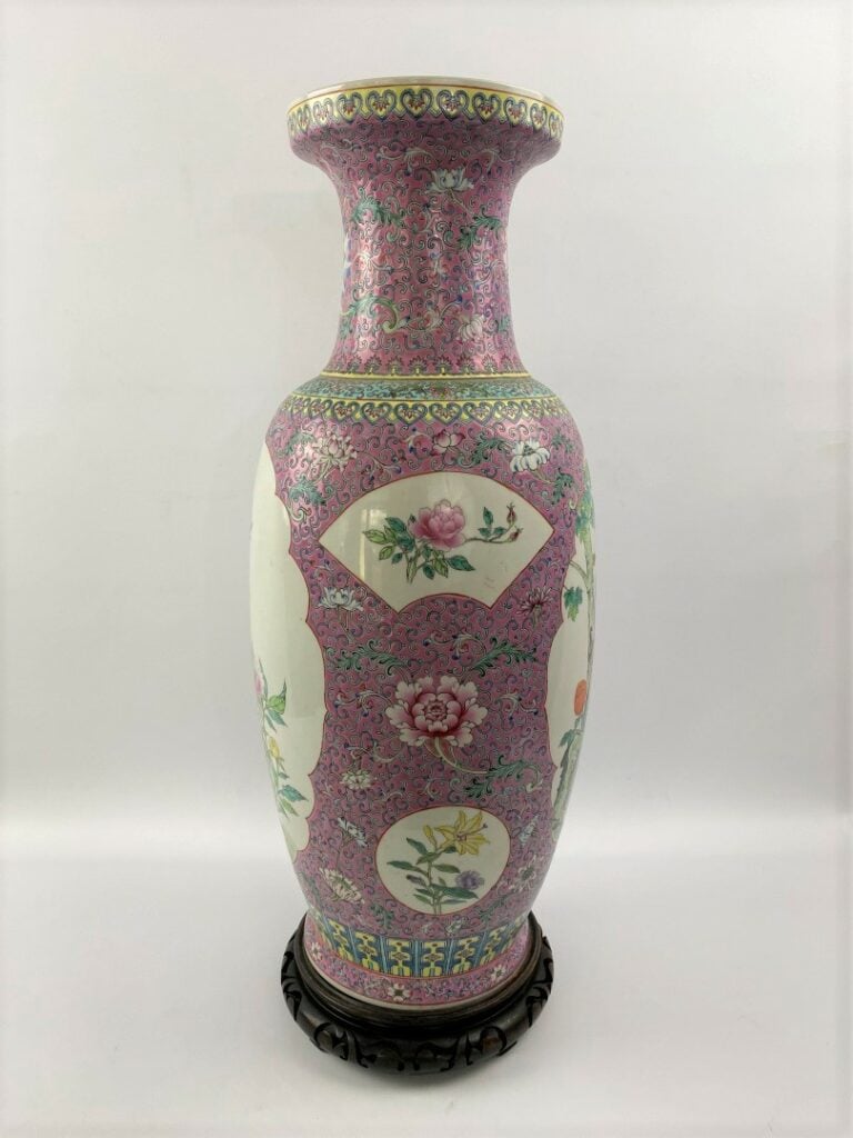 GRAND VASE EN PORCELAINE DANS LE GOUT DE LA FAMILLE ROSE - Chine, Moderne - A d…