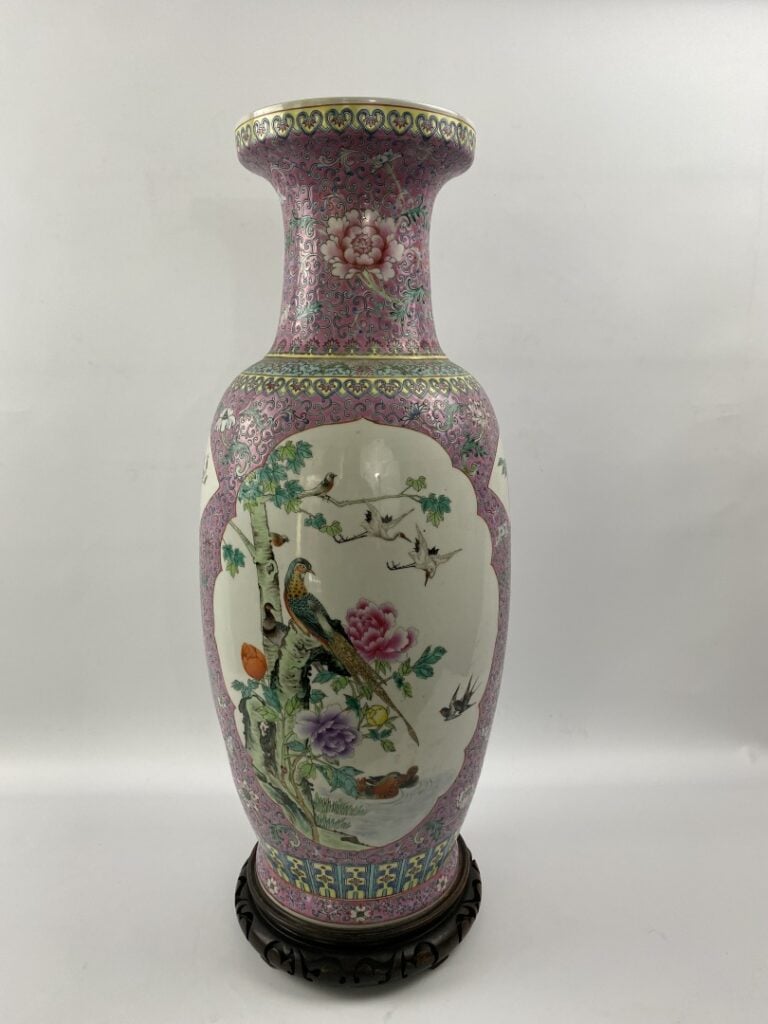 GRAND VASE EN PORCELAINE DANS LE GOUT DE LA FAMILLE ROSE - Chine, Moderne - A d…