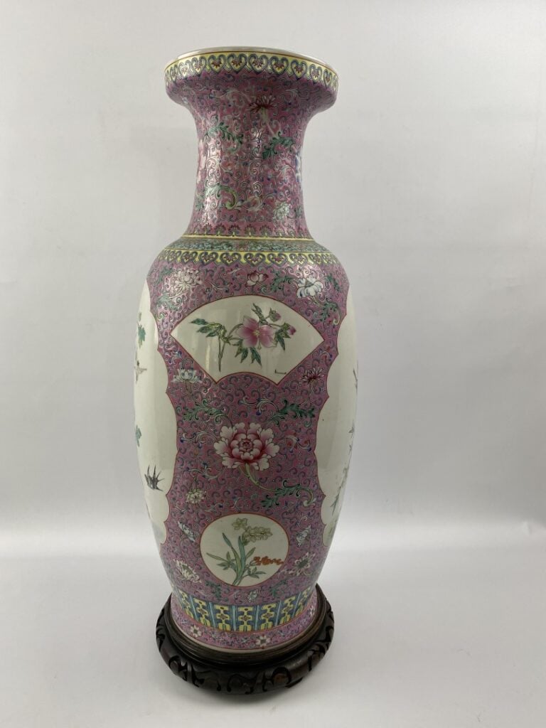 GRAND VASE EN PORCELAINE DANS LE GOUT DE LA FAMILLE ROSE - Chine, Moderne - A d…