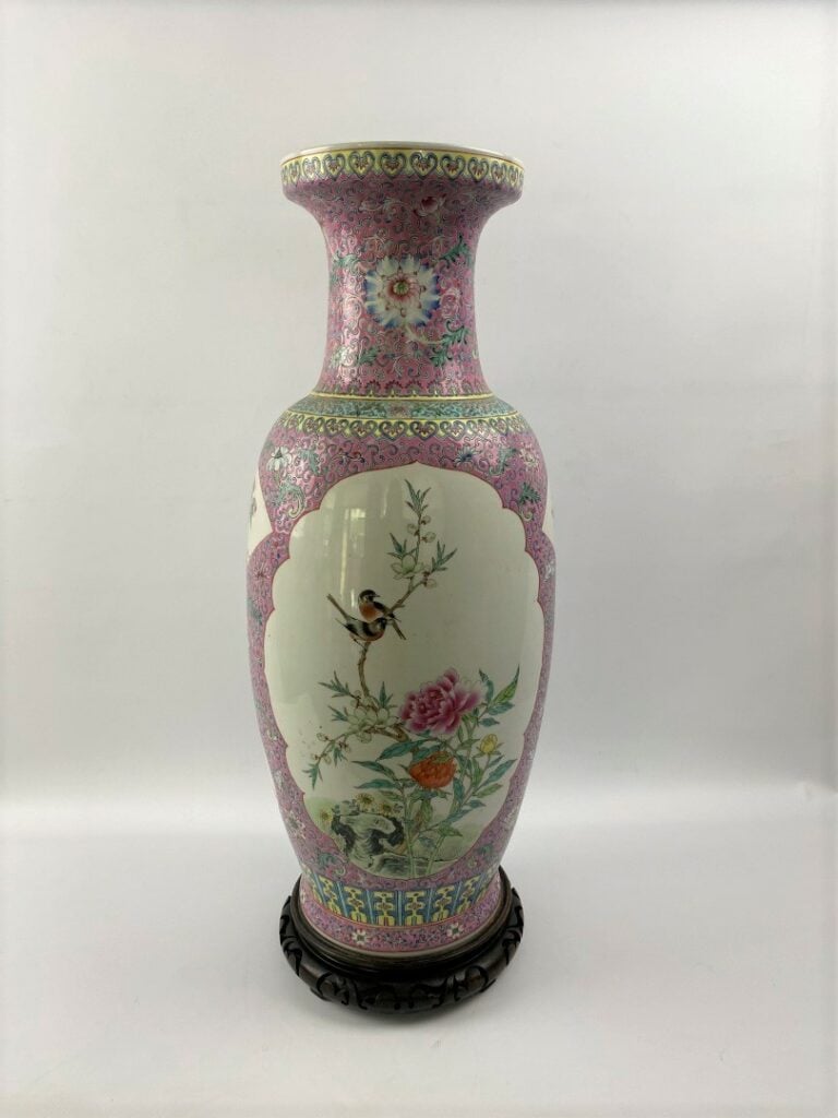 GRAND VASE EN PORCELAINE DANS LE GOUT DE LA FAMILLE ROSE - Chine, Moderne - A d…