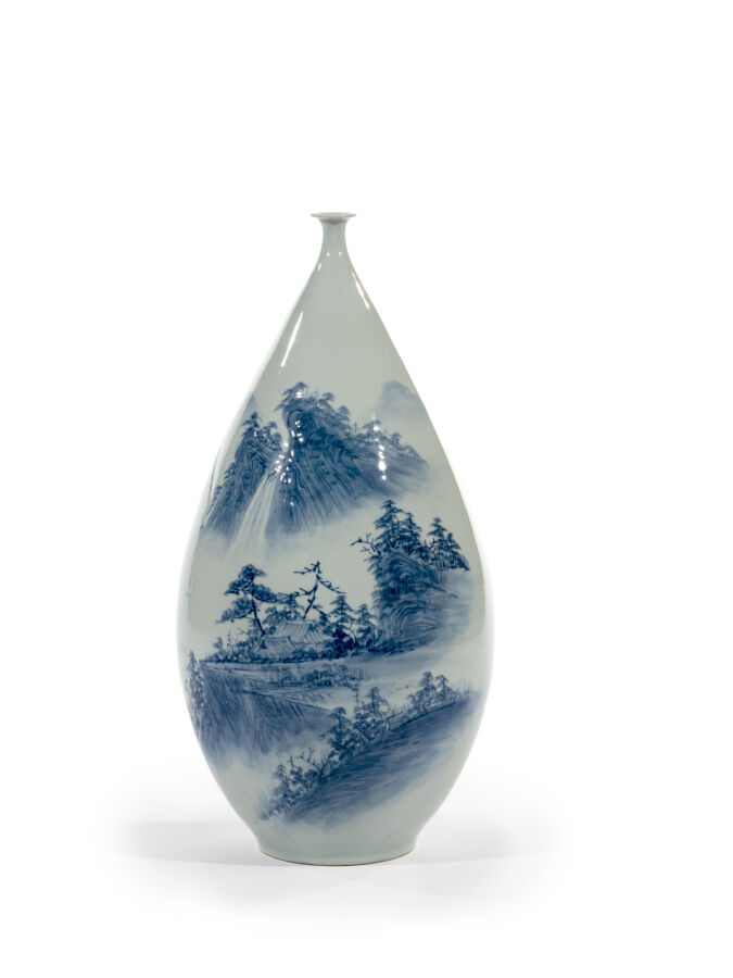 Grand vase en porcelaine de forme ovoïde avec un dessin de paysage de montagne…