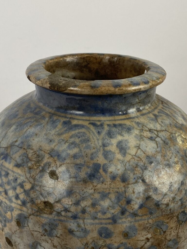 Grand vase en terre cuite émaillée bleu et ocre - Perse, - A motifs géométrique…