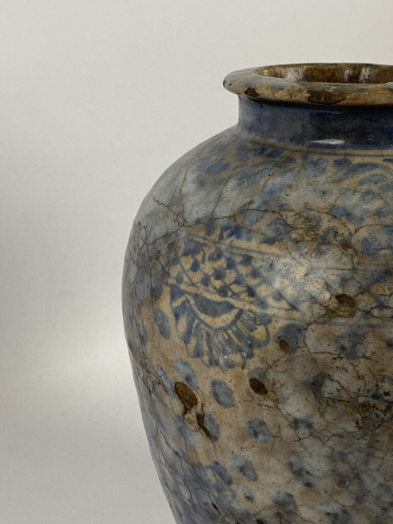 Grand vase en terre cuite émaillée bleu et ocre - Perse, - A motifs géométrique…