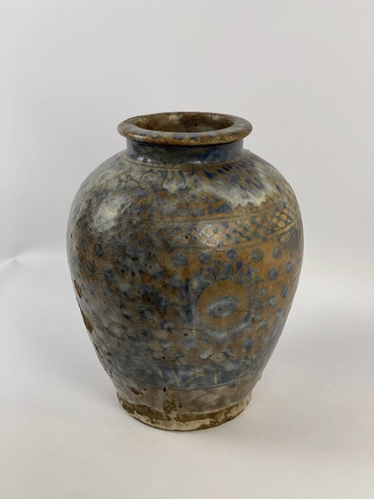 Grand vase en terre cuite émaillée bleu et ocre - Perse, - A motifs géométrique…